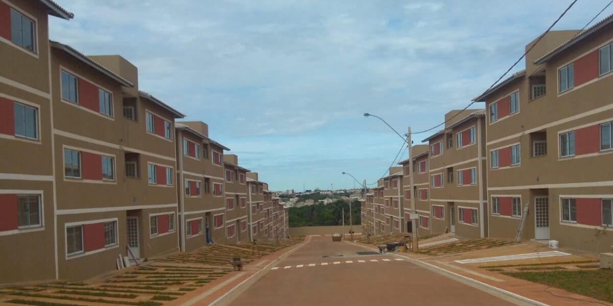 Governo de Goiás e Caixa entregam 96 apartamentos em Valparaíso de Goiás