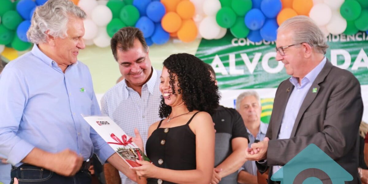 Famílias de Cidade Ocidental comemoram entrega de moradias construídas pela parceria Governo de Goiás e Caixa