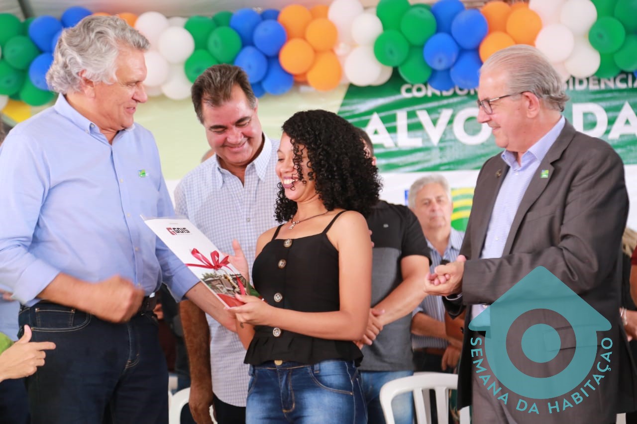 Famílias de Cidade Ocidental comemoram entrega de moradias construídas pela parceria Governo de Goiás e Caixa