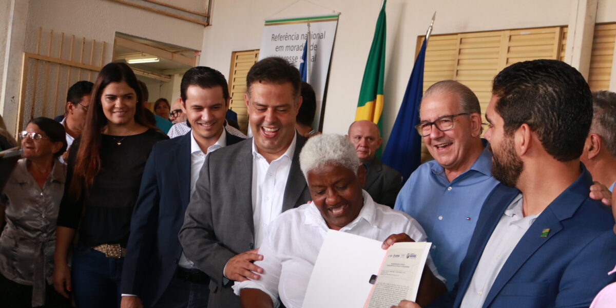  Moradores de Senador Canedo comemoram entrega de escrituras pelo Governo de Goiás 