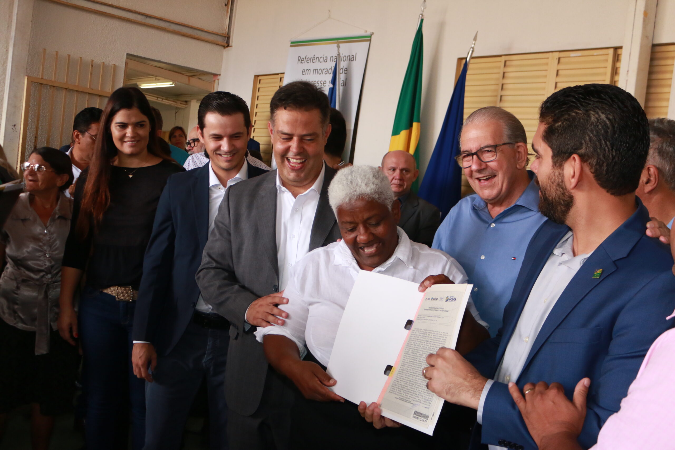  Moradores de Senador Canedo comemoram entrega de escrituras pelo Governo de Goiás 