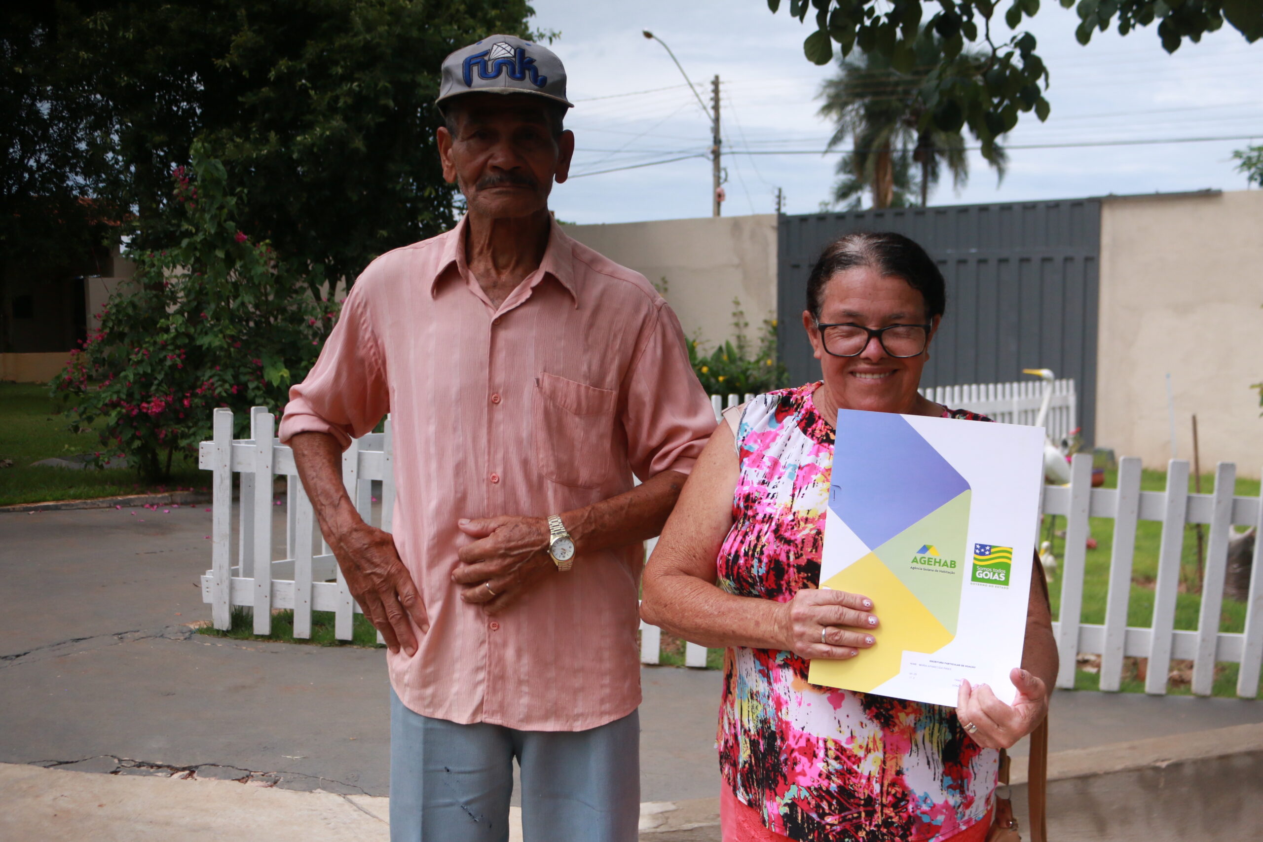 Famílias de quatro bairros de Trindade beneficiadas com escrituras pelo Governo de Goiás
