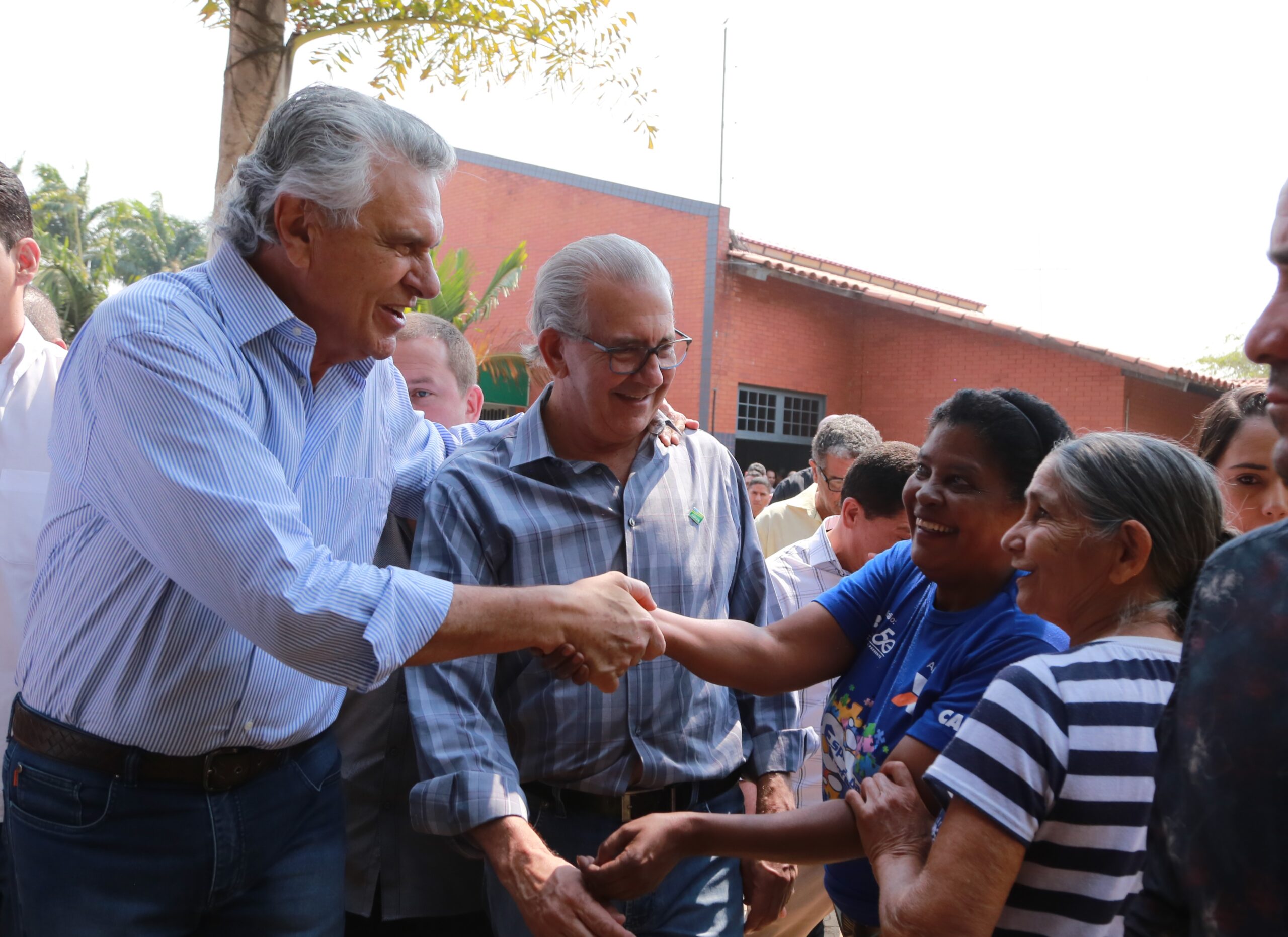 Governo de Goiás entrega e coleta assinaturas em escrituras em Aparecida de Goiânia