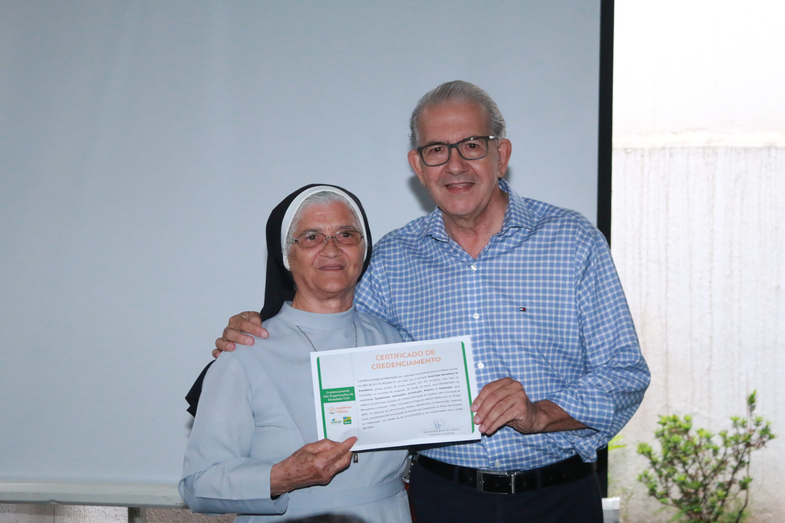 Organizações sociais recebem certificados de credenciamento da Agehab