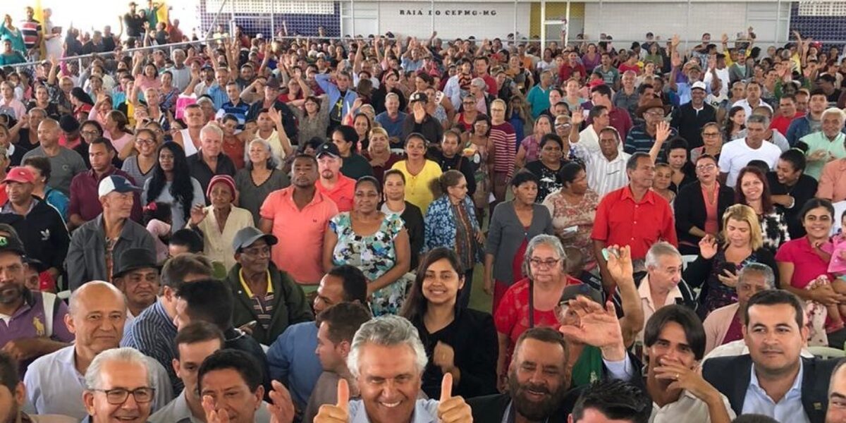 Governo de Goiás anuncia recursos para regularização durante entrega de escrituras