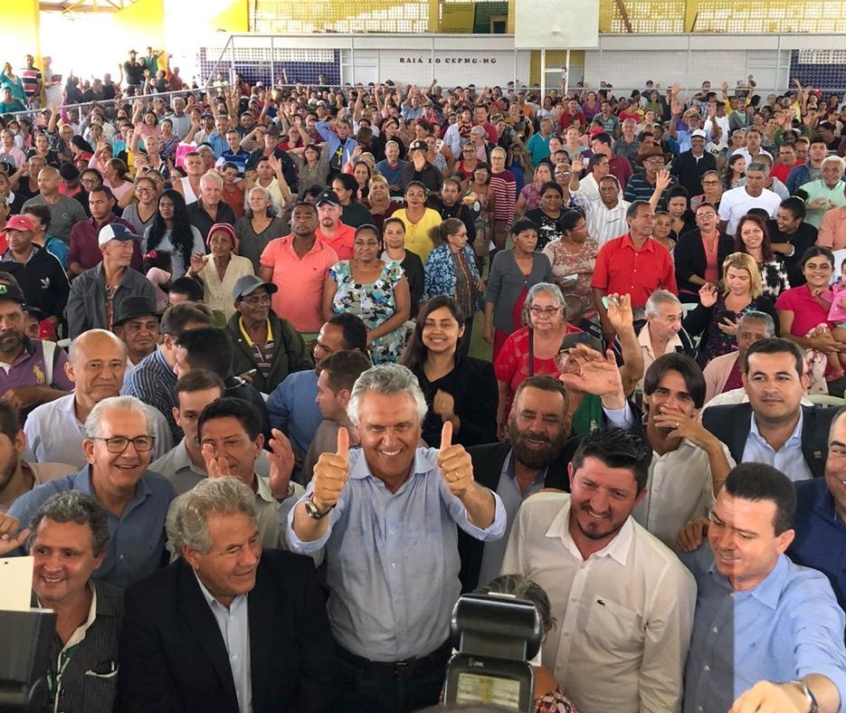 Governo de Goiás anuncia recursos para regularização durante entrega de escrituras