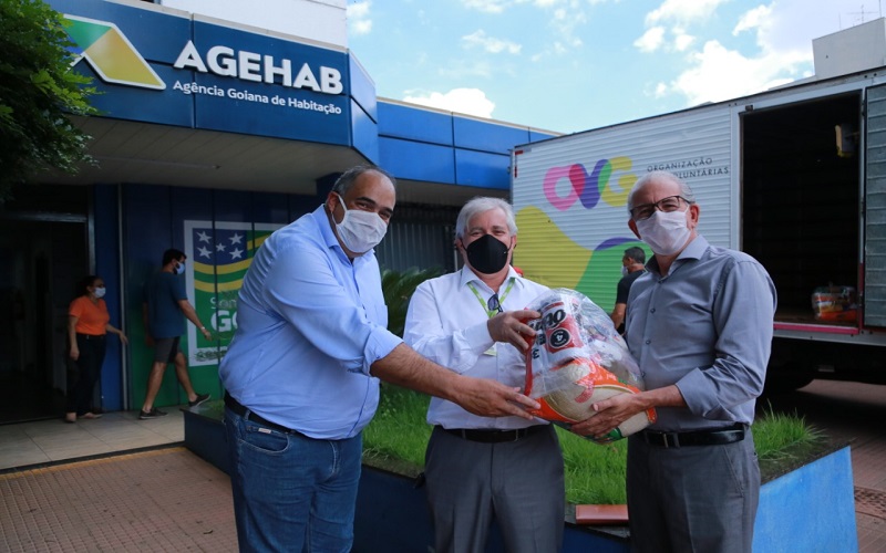 Equipe da Agehab repassa mais de 1,1 mil cestas para campanha da OVG