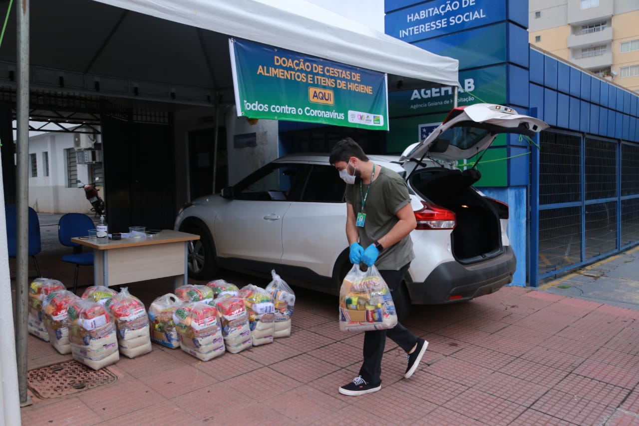 Posto drive-thru da Agehab no Setor Aeroporto começa a receber doações de alimentos 