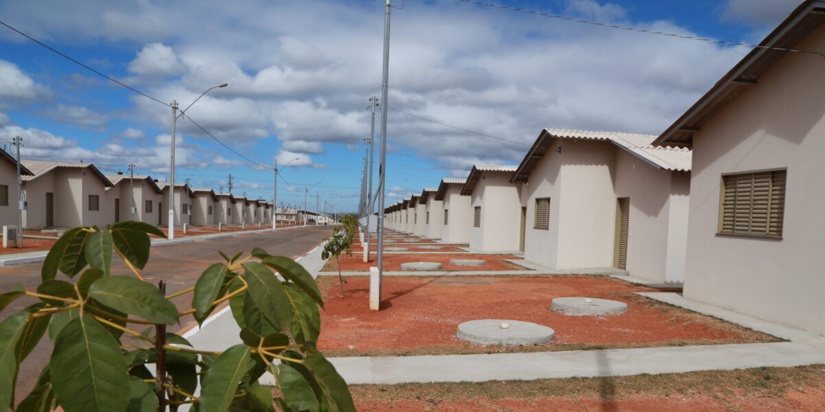 Governo de Goiás busca, em Brasília, recursos para construção de  moradias