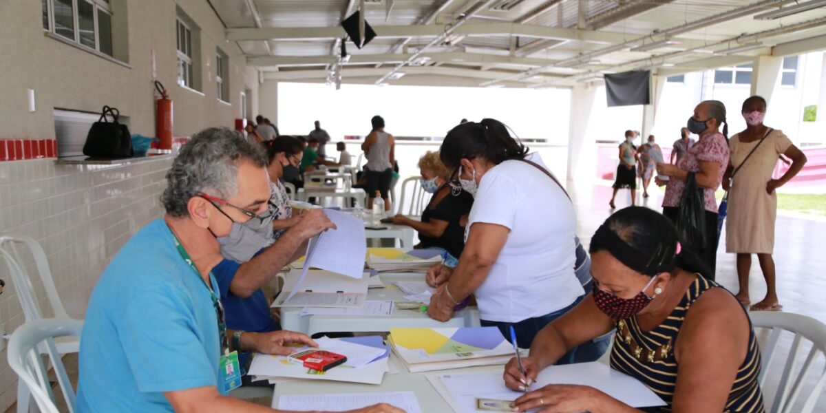 Governo de Goiás coleta assinaturas para escrituras de famílias em Itumbiara