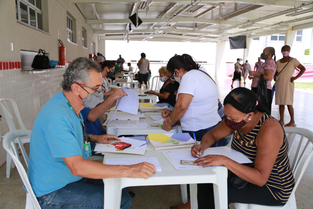 Governo de Goiás coleta assinaturas para escrituras de famílias em Itumbiara
