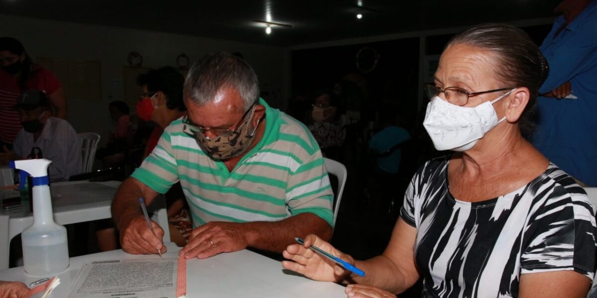 Famílias de Itumbiara assinam escrituras em ação realizada pelo Governo de Goiás