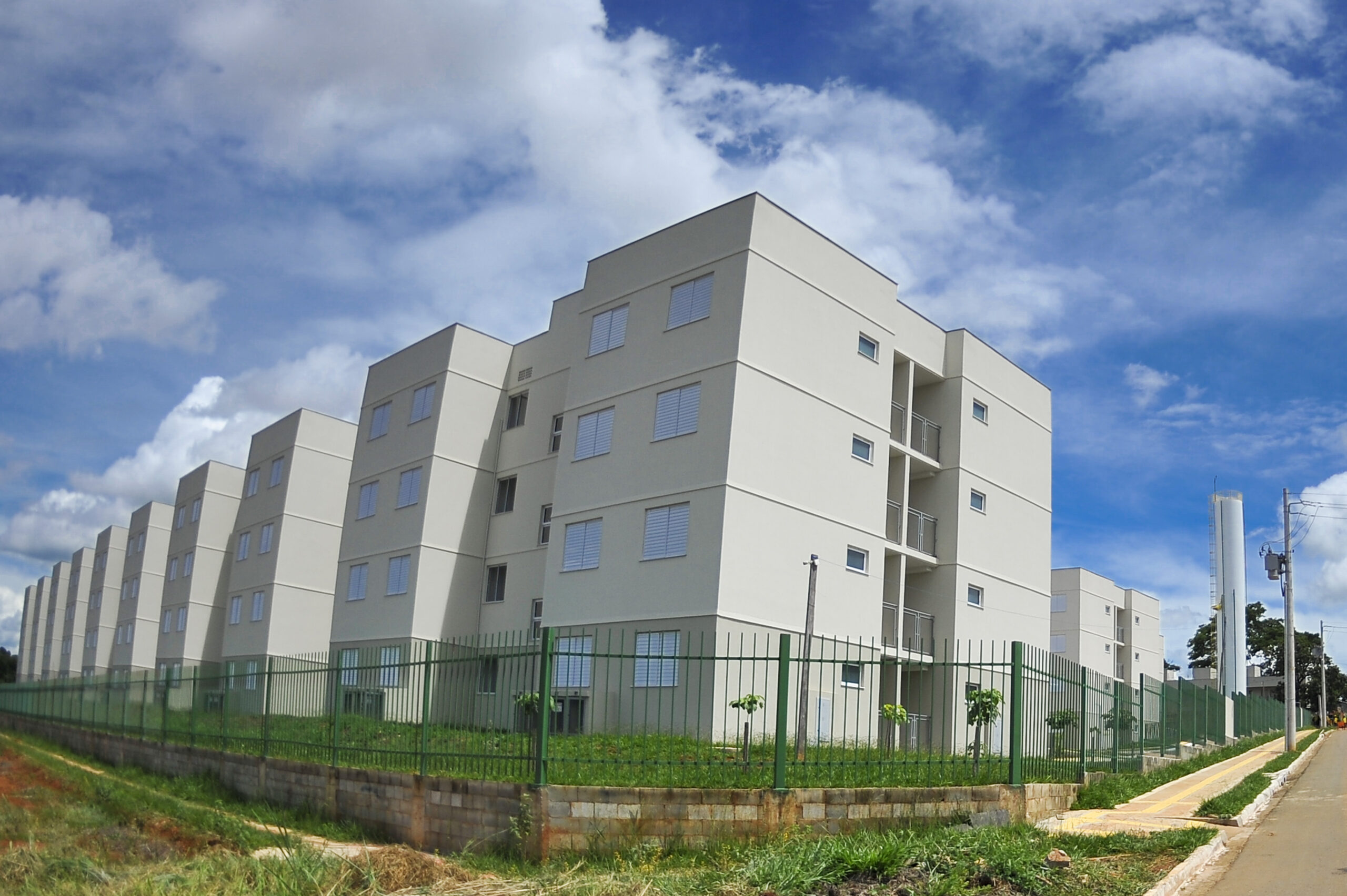 Governo de Goiás entrega apartamentos do residencial Agenor Modesto para famílias aparecidenses