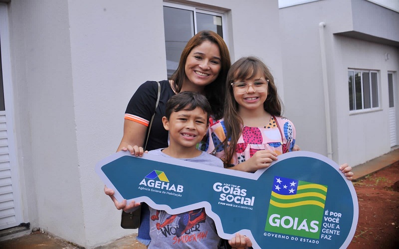Famílias de Catalão comemoram entrega de 31 moradias pelo Governo de Goiás