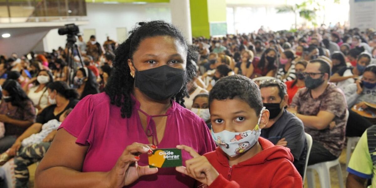 “Não é programa de véspera de eleição, é política definitiva do governo para o povo de Goiás”, diz Caiado durante entrega de 3 mil cartões do programa Pra Ter Onde Morar – Aluguel Social