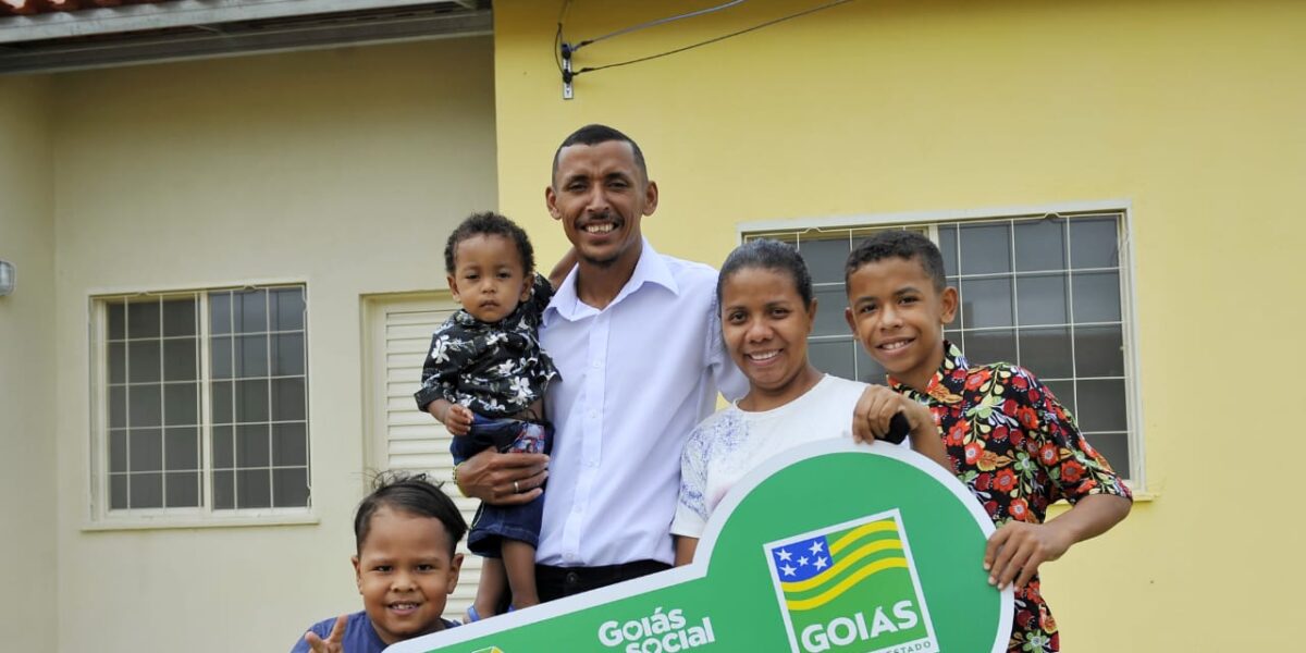 Com investimentos de R$ 3,4 milhões, governador entrega 50 casas a custo zero para moradores de Paraúna