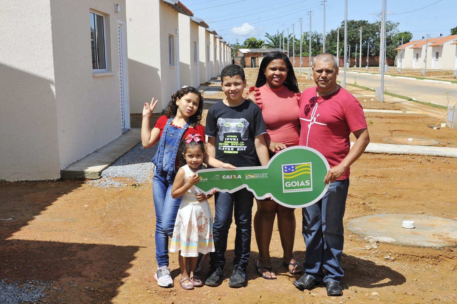 Governo de Goiás entrega 137 moradias para famílias de Anápolis