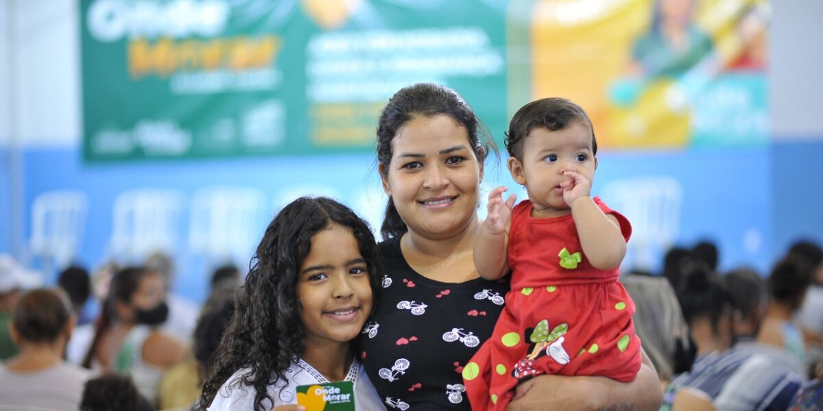 Governo de Goiás entrega cartões do Aluguel Social e escrituras para famílias de Senador Canedo