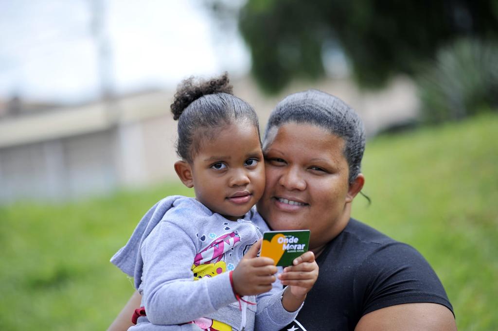 Governo de Goiás entrega cartões do Aluguel Social para 800 famílias de Luziânia