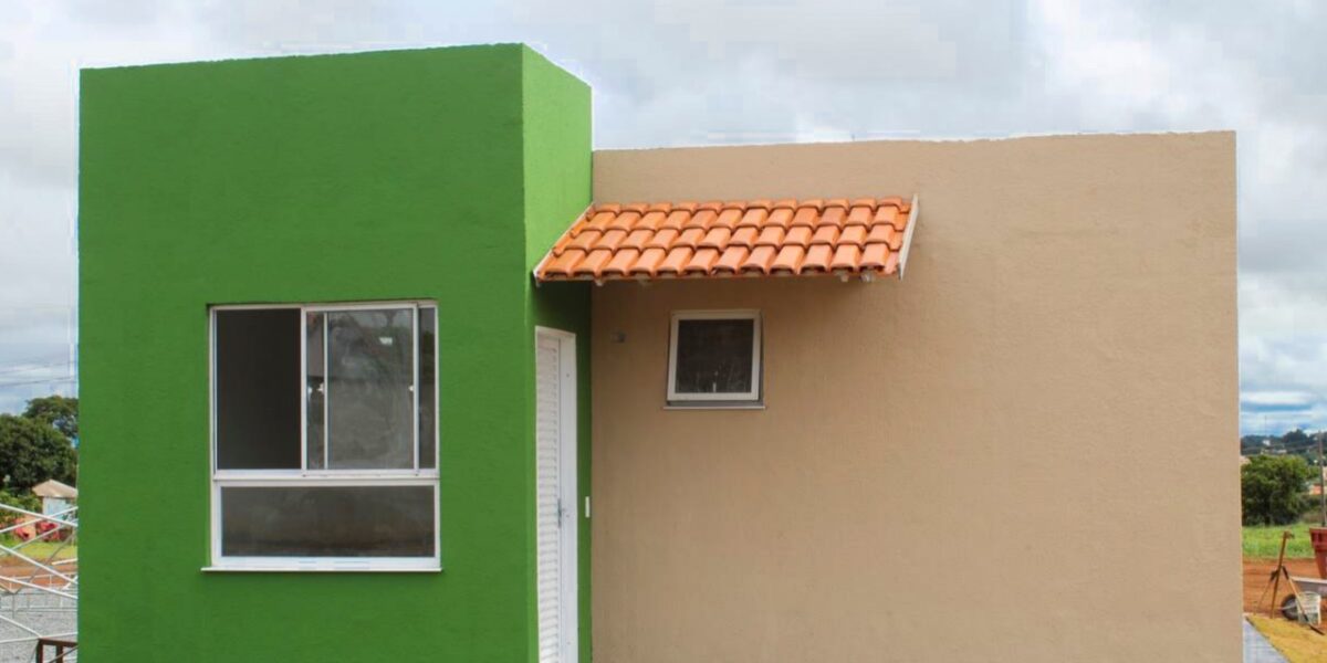 Agehab vistoria obras de construção das casas a custo zero em Rio Verde
