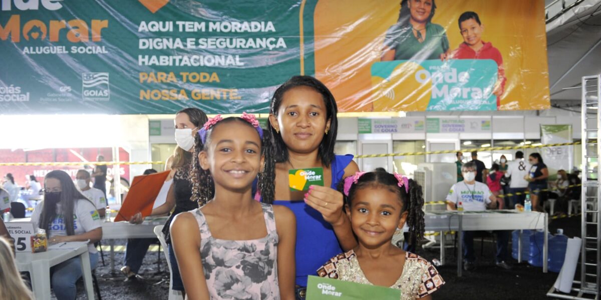 Governo de Goiás entrega 800 cartões do Aluguel Social para famílias de Anápolis