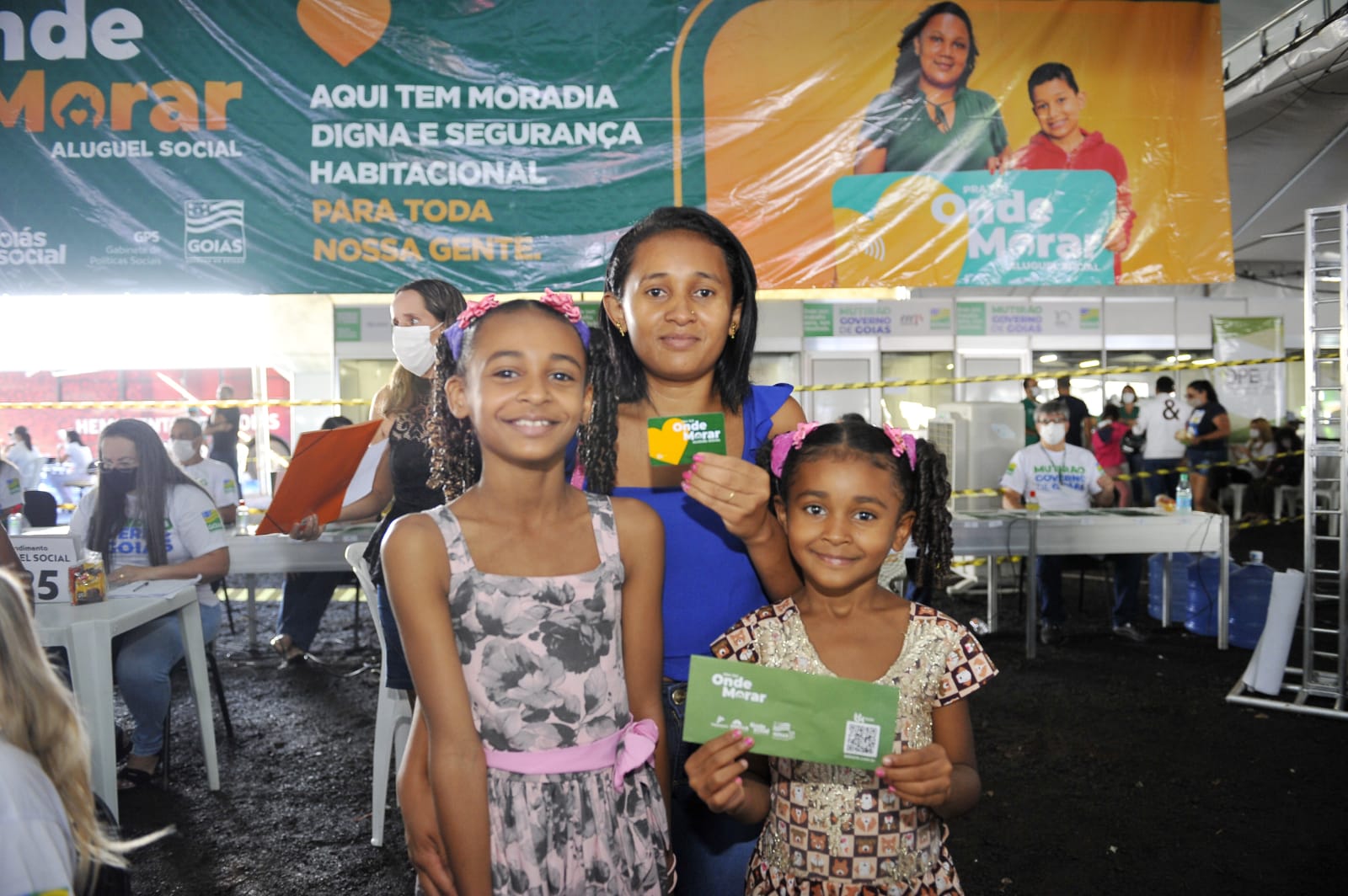 Governo de Goiás entrega 800 cartões do Aluguel Social para famílias de Anápolis