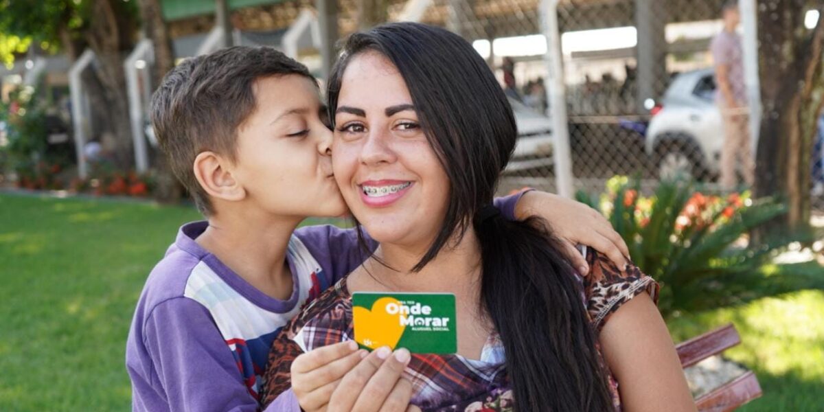 Governo de Goiás entrega cartões do Aluguel Social em Itaberaí