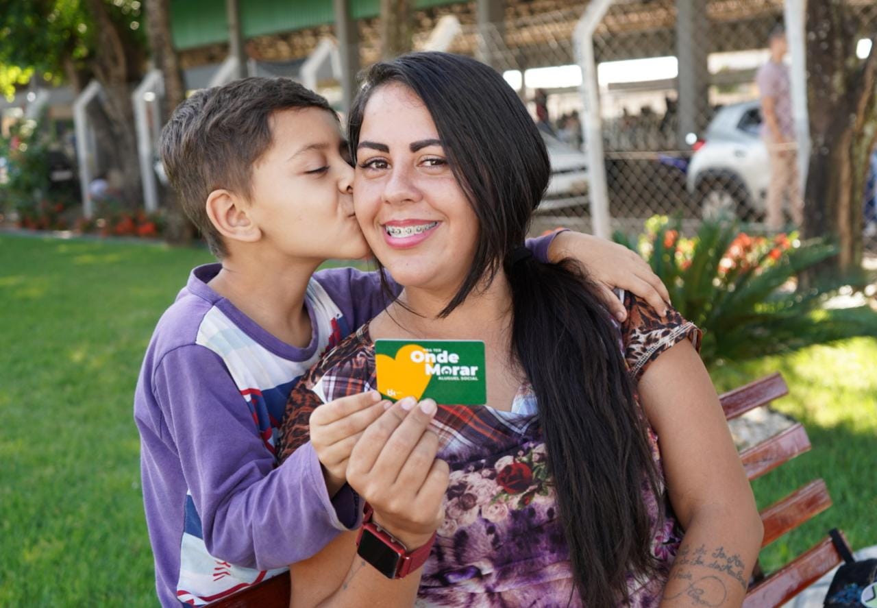 Governo de Goiás entrega cartões do Aluguel Social em Itaberaí