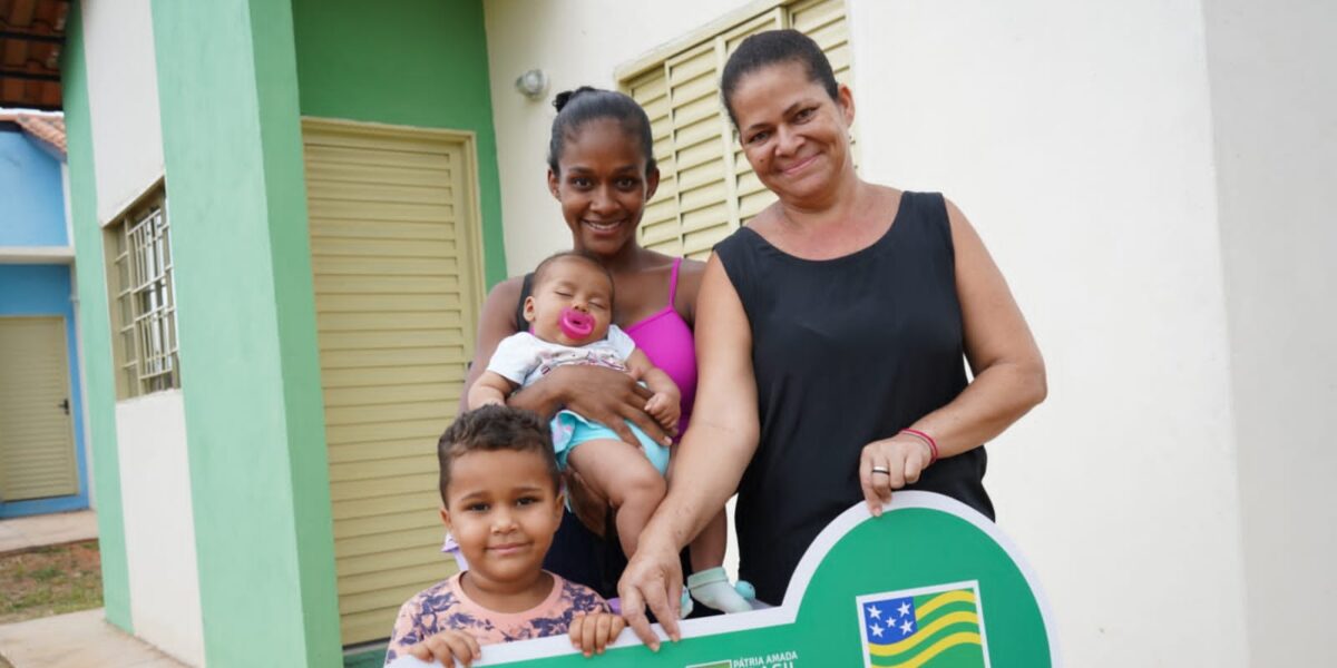 Governo de Goiás entrega cartões do Aluguel Social e moradias para famílias do Entorno
