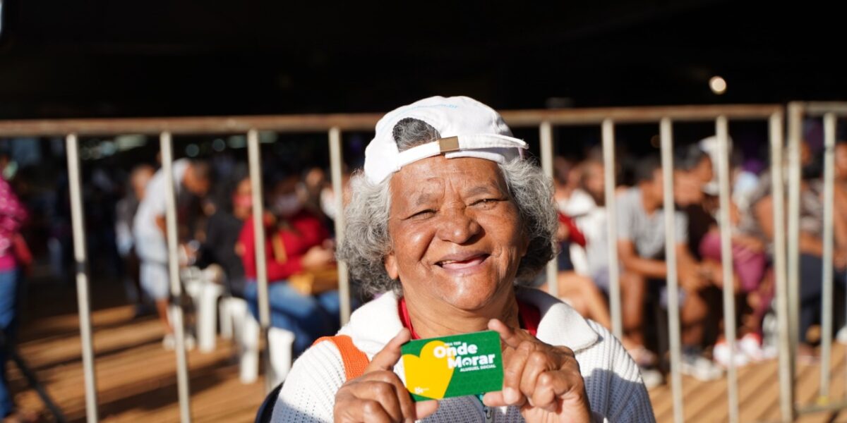 Agehab entrega cartões do Aluguel Social no Mutirão Governo de Goiás em Formosa