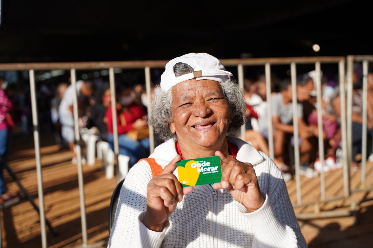 Agehab entrega cartões do Aluguel Social no Mutirão Governo de Goiás em Formosa