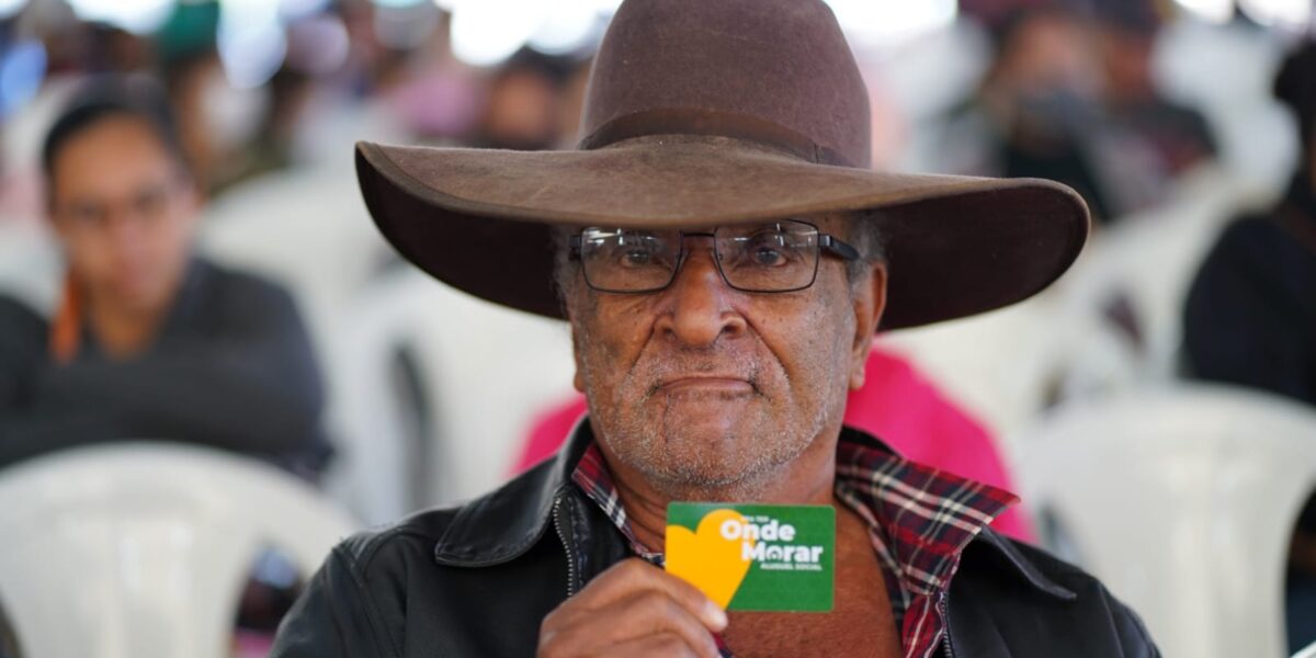 Governo de Goiás entrega cartões do Aluguel Social em quatro municípios simultaneamente
