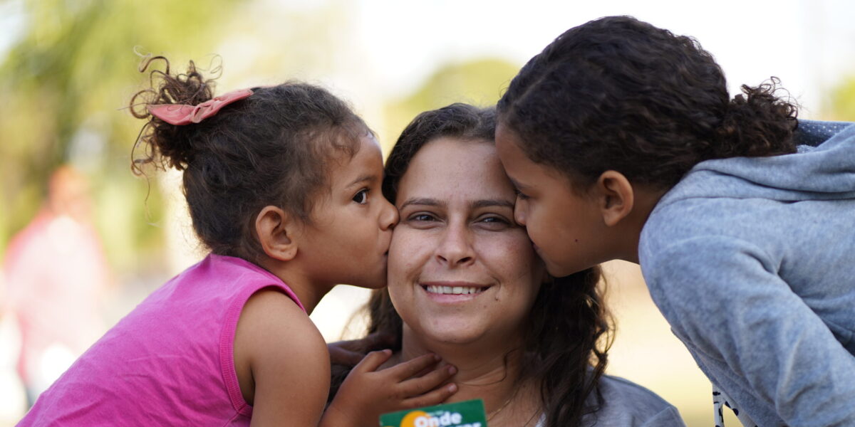 ​​​​​​​​​​Governo de Goiás entrega cartões do Aluguel Social em Mineiros e Jataí