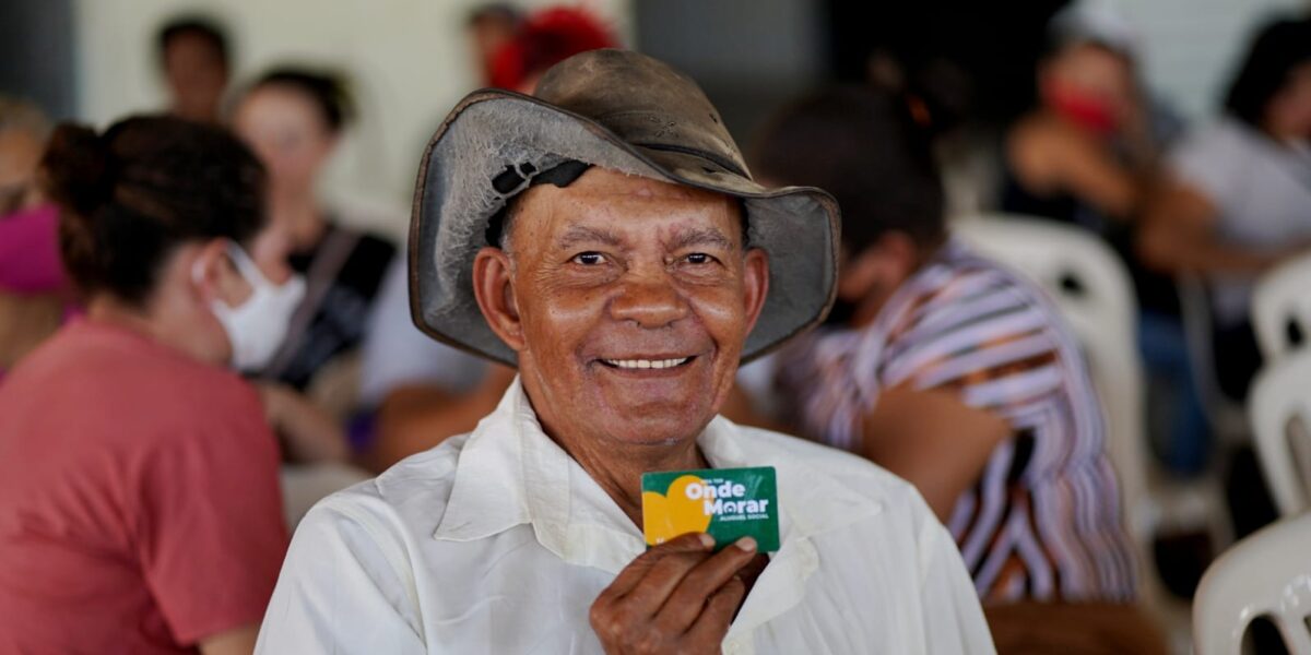 Governo de Goiás entrega cartões do Aluguel Social para famílias de Cidade Ocidental