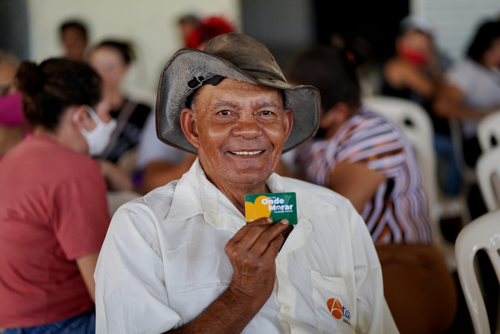 Governo de Goiás entrega cartões do Aluguel Social para famílias de Cidade Ocidental