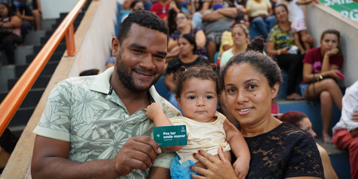 Mais de 1.700 famílias de Goiânia e Anápolis recebem cartões do Aluguel Social nesta semana