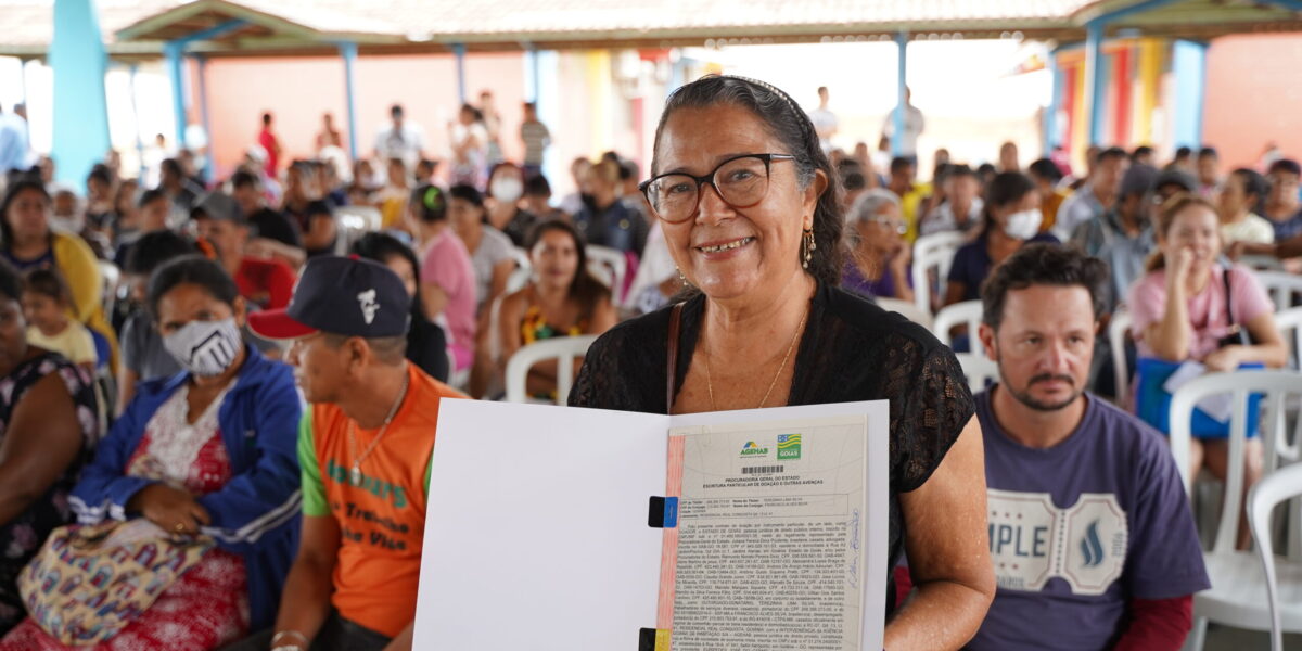 Moradores do Jardim Primavera, em Goiânia, recebem escrituras de moradias