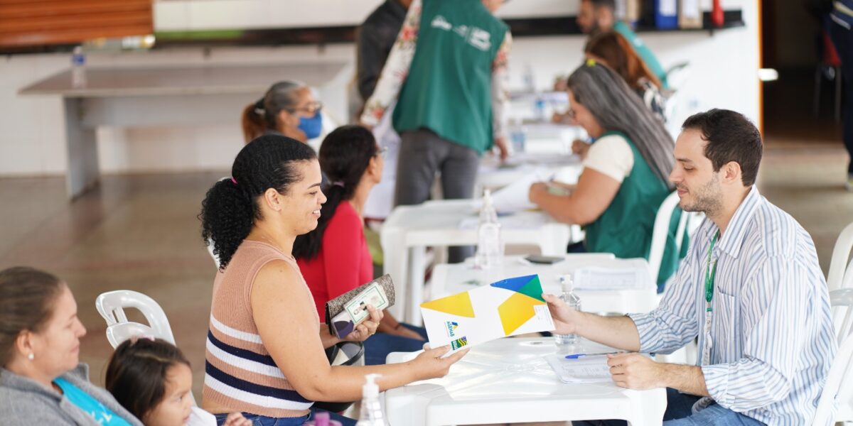 Governo de Goiás e Prefeitura entregam escrituras em Indiara