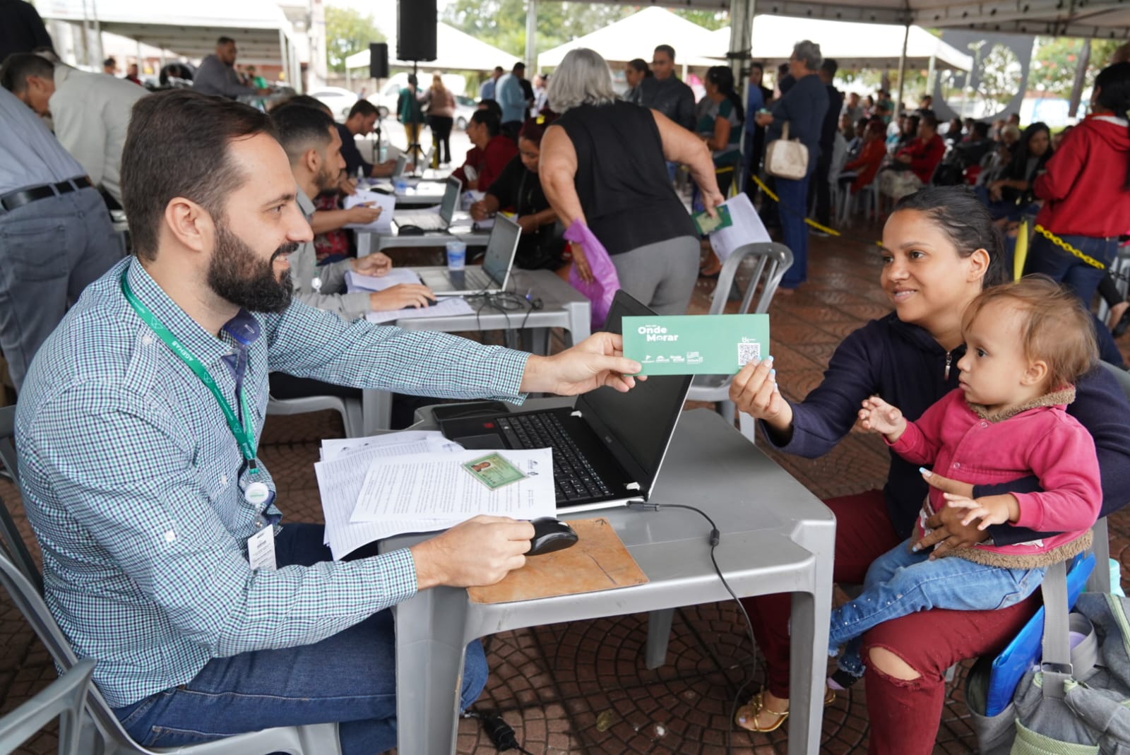 Governo de Goiás entrega novos cartões do Aluguel Social em Goiânia