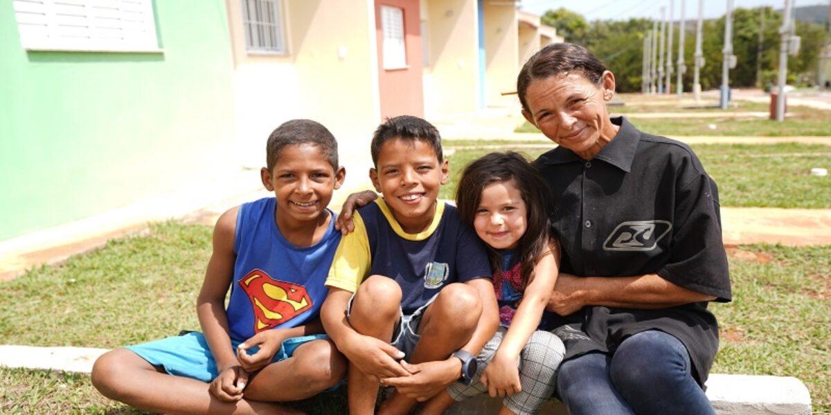 Famílias de Santo Antônio do Descoberto recebem chaves das casas a custo zero