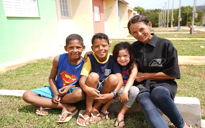 Famílias de Santo Antônio do Descoberto recebem chaves das casas a custo zero