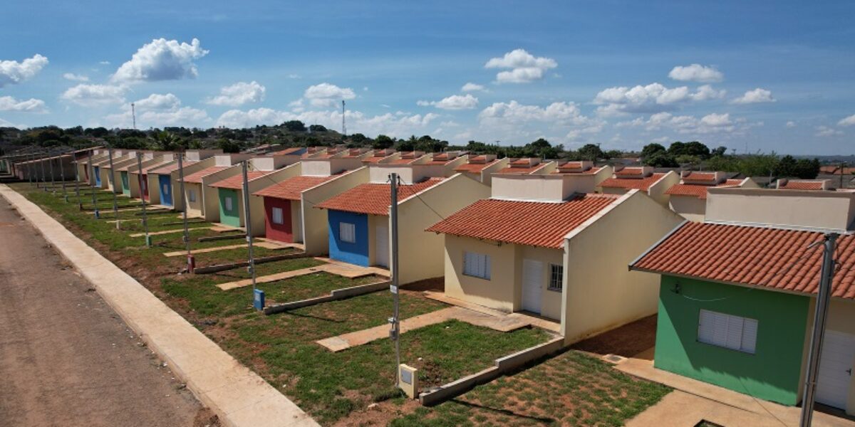 Governo de Goiás entrega casas a custo zero em Santo Antônio do Descoberto
