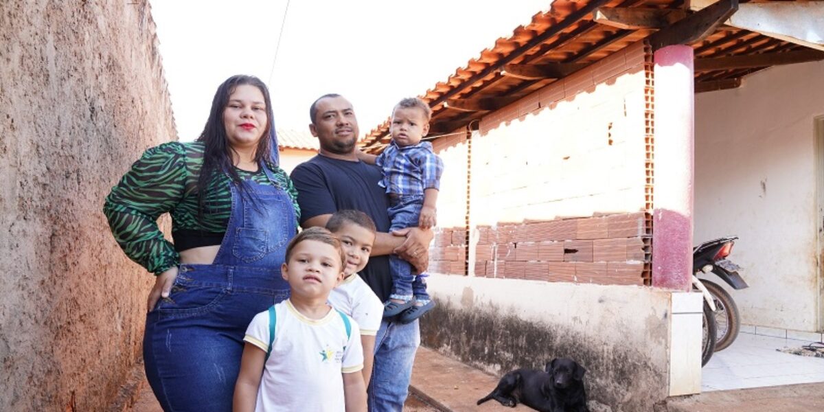 Famílias São João da Paraúna recebem chaves de casas a custo zero