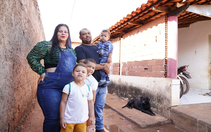 Famílias São João da Paraúna recebem chaves de casas a custo zero
