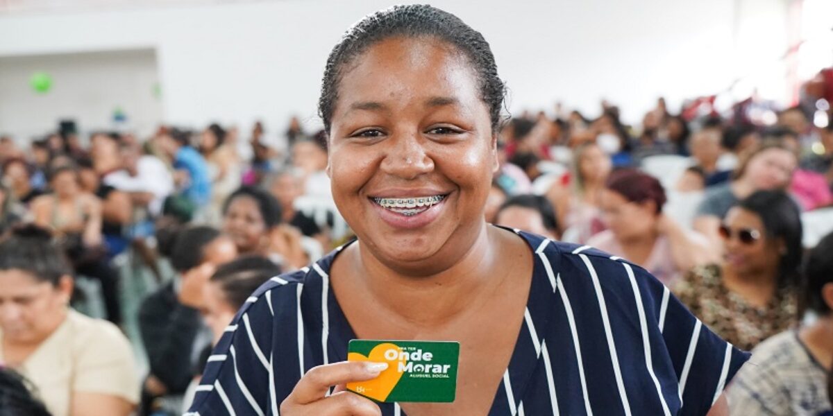 Agehab entrega cartões do Aluguel Social em evento do Goiás Social em Formosa