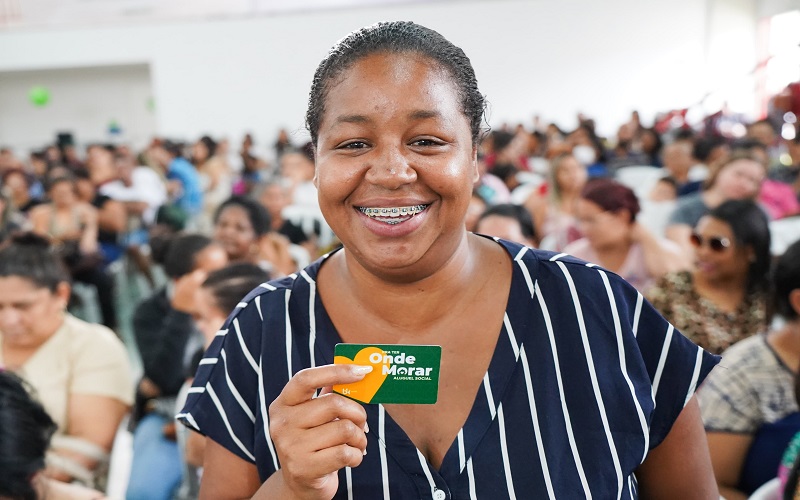 Agehab entrega cartões do Aluguel Social em evento do Goiás Social em Formosa