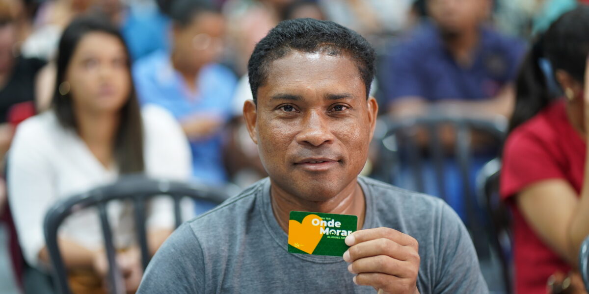 Governo de Goiás entrega cartões do Aluguel Social em Rio Verde