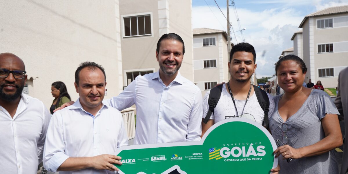 Baldy entrega 303 moradias do Crédito Parceria em Valparaíso de Goiás