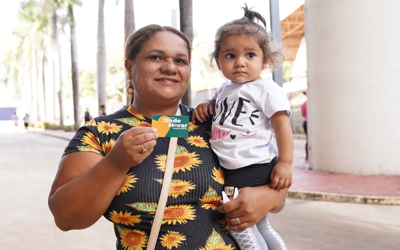 Governo de Goiás entrega mais de 2,6 mil cartões do Aluguel Social em Goiânia e alcança 12 mil famílias