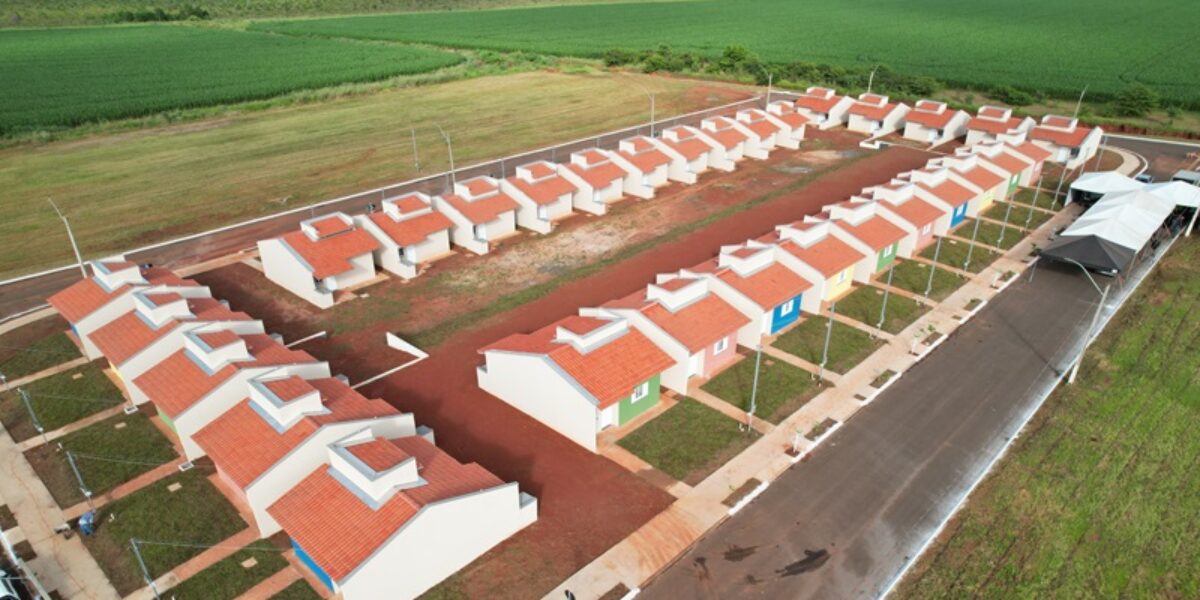 Governo de Goiás entrega 30 casas a custo zero em Chapadão do Céu